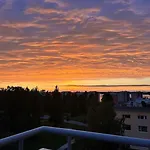 Beautiful With Seaview! 7th Floor Free Parking!