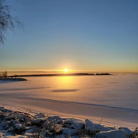 Beautiful With Seaview! 7th Floor Free Parking!