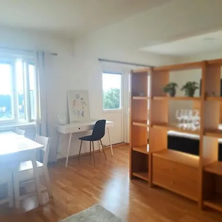 Beautiful With Seaview! 7th Floor Free Parking!