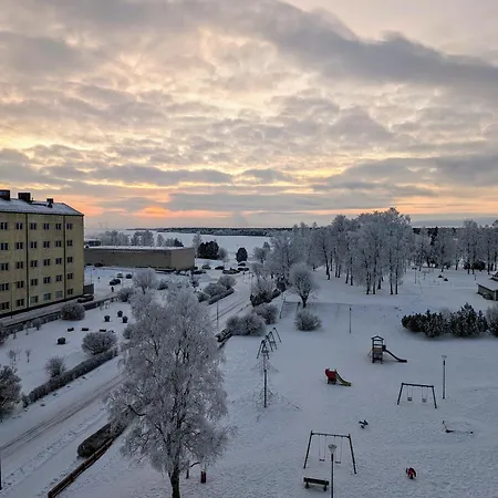 Beautiful With Seaview! 7th Floor Free Parking! *