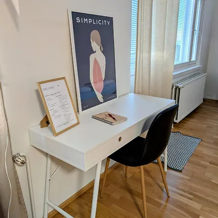 Beautiful With Seaview! 7th Floor Free Parking! *