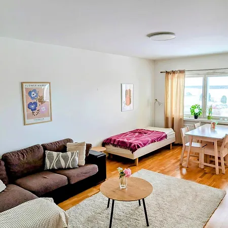 Beautiful With Seaview! 7th Floor Free Parking! *