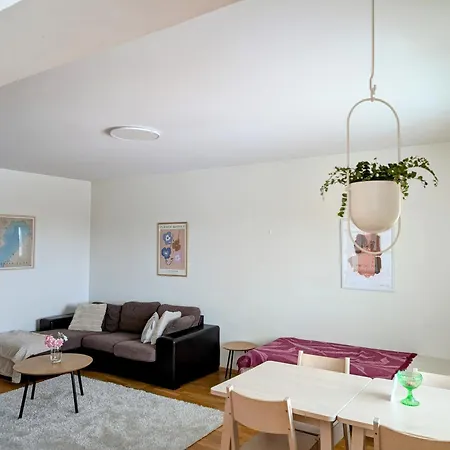 Beautiful With Seaview! 7th Floor Free Parking!