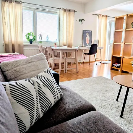 Beautiful With Seaview! 7th Floor Free Parking! *