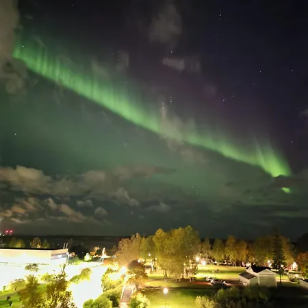 Beautiful With Seaview! 7th Floor Free Parking! *