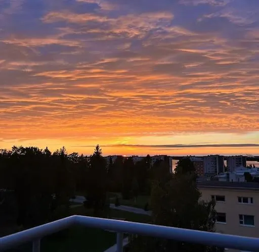 Beautiful With Seaview! 7th Floor Free Parking!