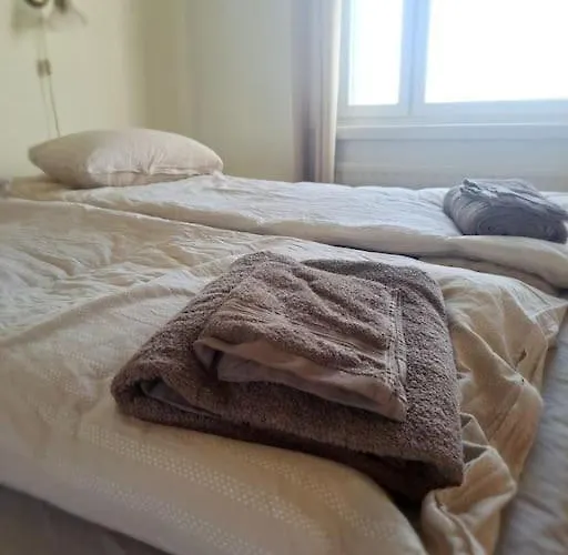 Beautiful With Seaview! 7th Floor Free Parking!