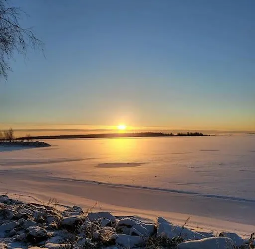 Beautiful With Seaview! 7th Floor Free Parking!