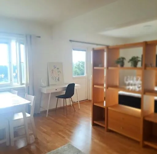 Beautiful With Seaview! 7th Floor Free Parking!