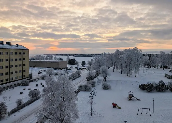 Beautiful With Seaview! 7th Floor Free Parking! *