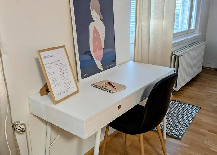 Beautiful With Seaview! 7th Floor Free Parking! *