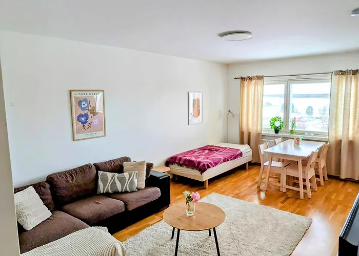 Beautiful With Seaview! 7th Floor Free Parking! *