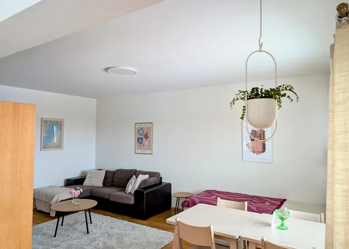 Beautiful With Seaview! 7th Floor Free Parking!