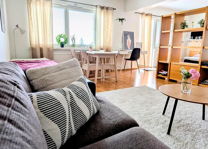 Beautiful With Seaview! 7th Floor Free Parking! *