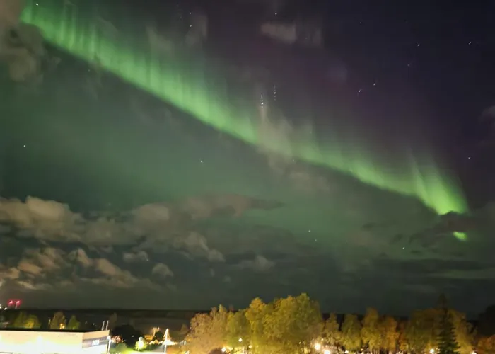 Beautiful With Seaview! 7th Floor Free Parking! *